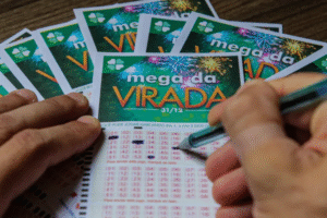 Pessoa marcando números em volantes da Mega da Virada 2025