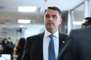 Flávio Bolsonaro durante entrevista em Brasília