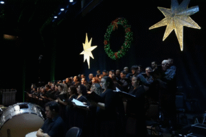 Apresentação do Oratório de Natal no palco do Teatro Amazonas, reunindo coral, orquestra e corpo de dança durante a programação natalina