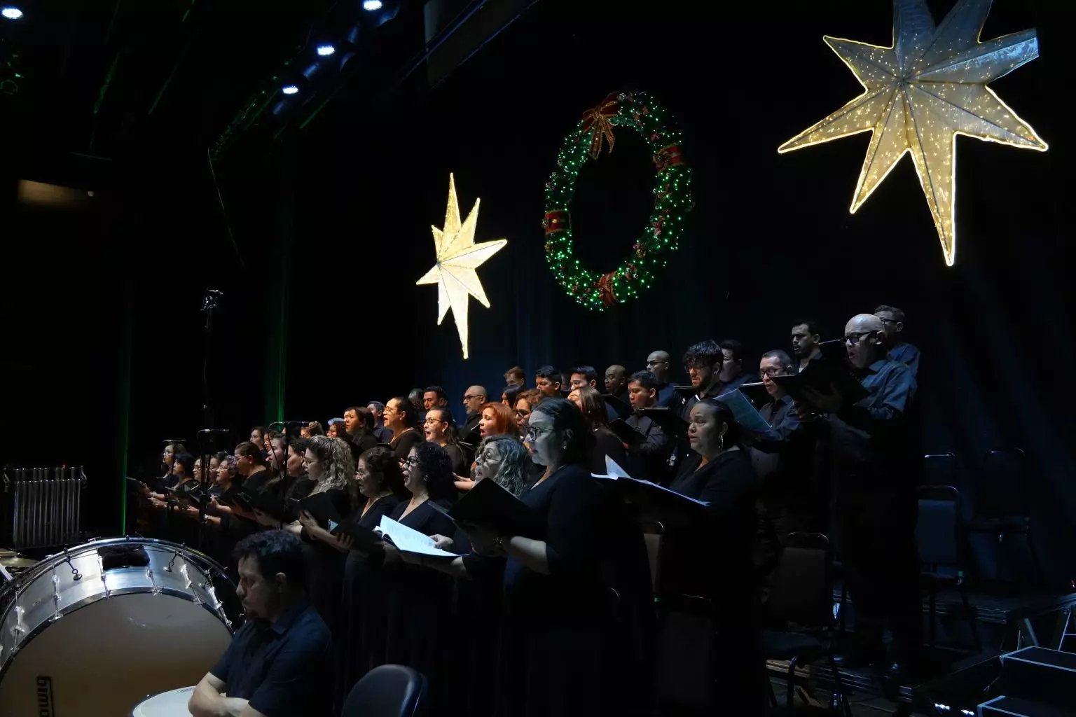 Apresentação do Oratório de Natal no palco do Teatro Amazonas, reunindo coral, orquestra e corpo de dança durante a programação natalina