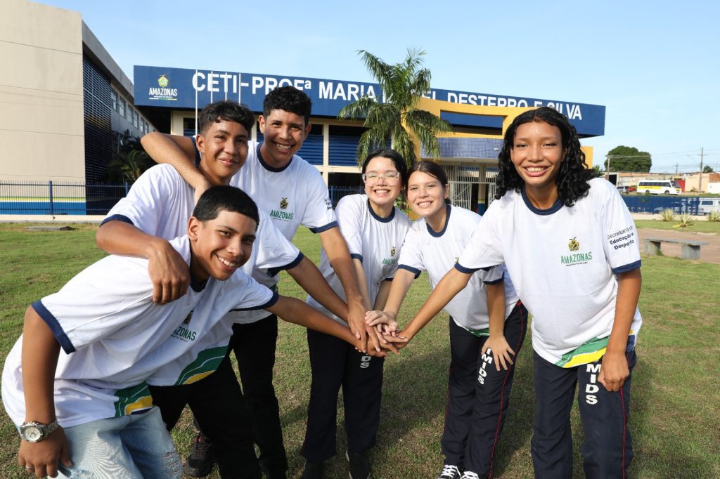 Grupo de estudantes sorrindo em frente ao CETI Profa. Maria D. Silva, representando a divulgação do calendário de matrículas 2026 no Amazonas.
