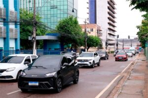 Veículos trafegam em avenida de Manaus após Governo do Amazonas publicar a tabela do IPVA 2026 com prazos e descontos.