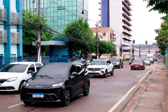 Veículos trafegam em avenida de Manaus após Governo do Amazonas publicar a tabela do IPVA 2026 com prazos e descontos.