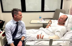 Ahmed al Ahmed em leito hospitalar após desarmar atirador em atentado na praia de Bondi, em Sydney