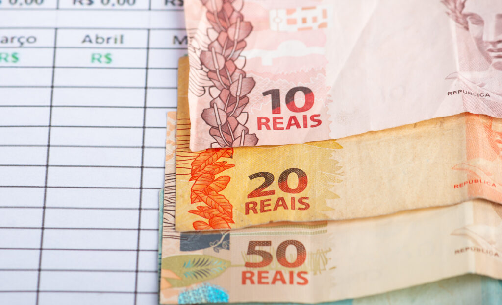 Notas de dinheiro brasileiro representam o novo salário mínimo de R$ 1.621 definido para 2026