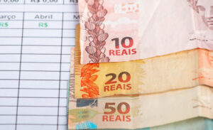 Notas de dinheiro brasileiro representam o novo salário mínimo de R$ 1.621 definido para 2026