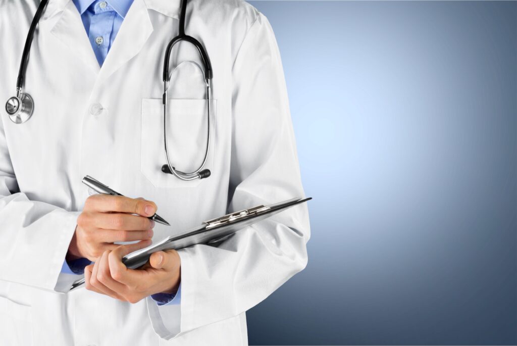 Médico segurando prancheta com estetoscópio no pescoço, ilustrando a proposta do exame nacional obrigatório para novos médicos.