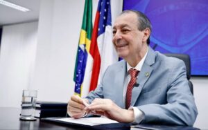 Omar Aziz durante reunião institucional em Manaus; senador lidera pesquisa eleitoral para o governo do Amazonas em 2026