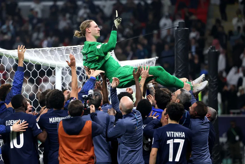 Goleiro Safonov é levantado por jogadores do PSG após vitória nos pênaltis contra o Flamengo na final mundial.