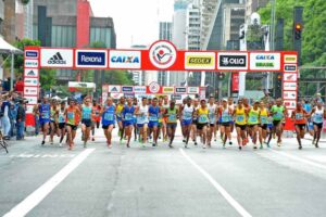 Largada da Corrida Internacional de São Silvestre com milhares de atletas na Avenida Paulista, em São Paulo