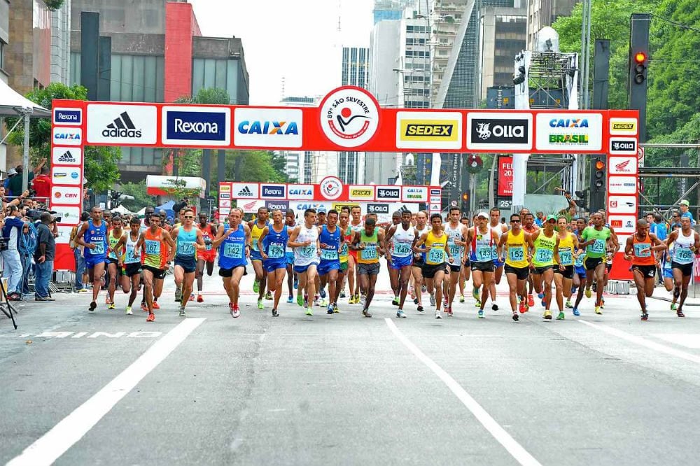 Largada da Corrida Internacional de São Silvestre com milhares de atletas na Avenida Paulista, em São Paulo