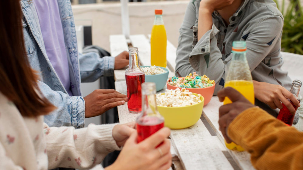Adolescentes consomem alimentos e bebidas ultraprocessados em ambiente escolar
