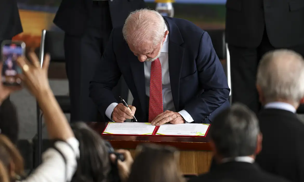 Presidente Luiz Inácio Lula da Silva assina veto integral ao PL da Dosimetria no Palácio do Planalto