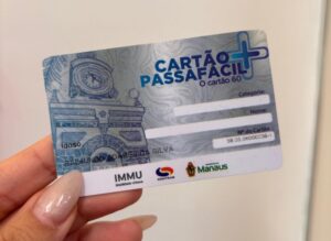 Cartão PassaFácil 60+ utilizado por idosos no transporte coletivo de Manaus.