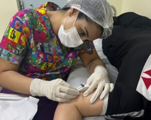 Profissional de saúde realiza inserção de implante contraceptivo no braço de paciente em unidade de saúde de Manaus