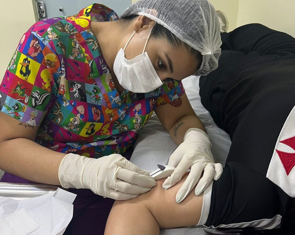 Profissional de saúde realiza inserção de implante contraceptivo no braço de paciente em unidade de saúde de Manaus