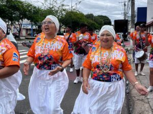 Integrantes da Banda do Boulevard participam de arrastão de samba pelo Centro Histórico de Manaus durante ensaio itinerante