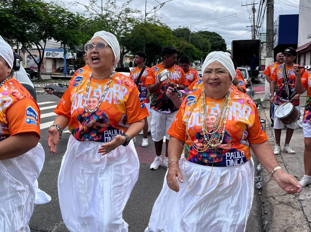 Integrantes da Banda do Boulevard participam de arrastão de samba pelo Centro Histórico de Manaus durante ensaio itinerante