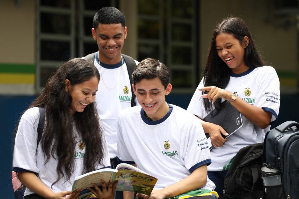 Pais e responsáveis realizam matrícula de novos alunos na rede pública do Amazonas