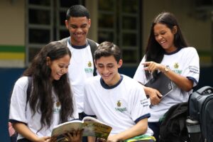 Pais e responsáveis realizam matrícula de novos alunos na rede pública do Amazonas