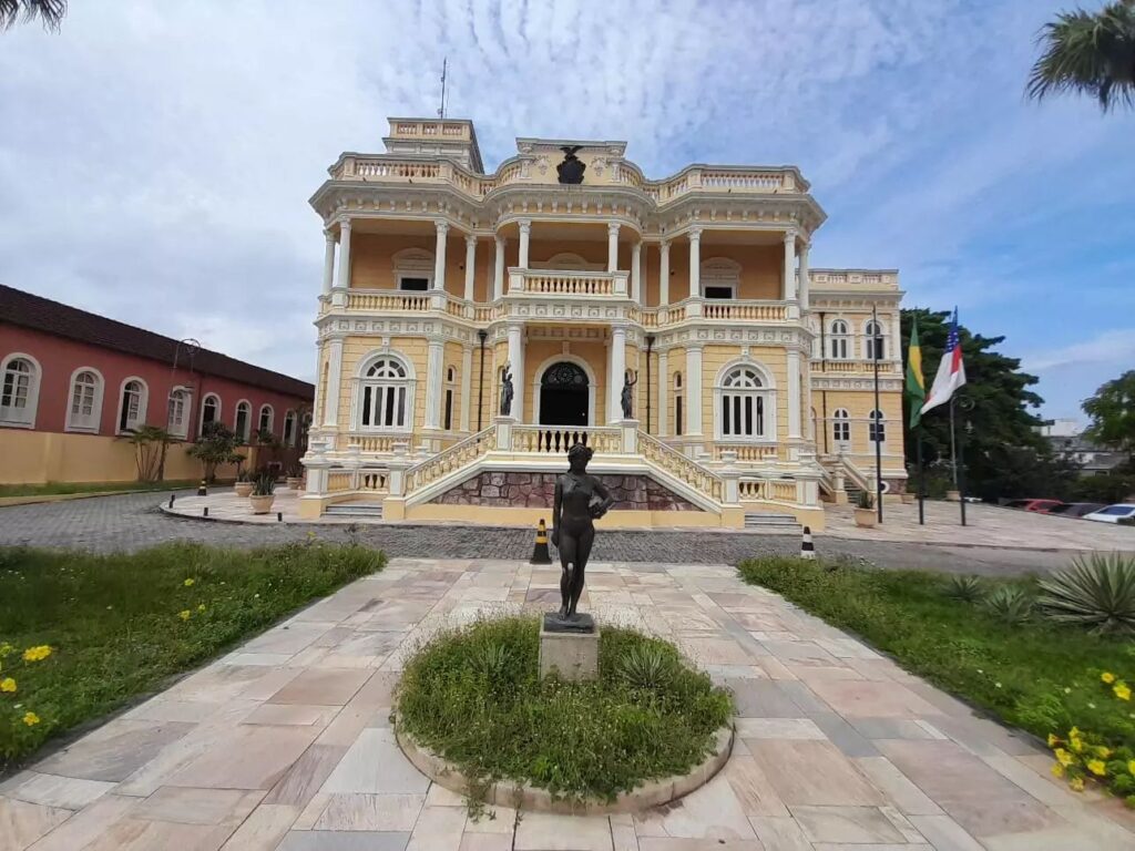 Fachada do Palácio Rio Negro, em Manaus, onde acontece exposição que celebra a arte e o protagonismo de mulheres idosas.