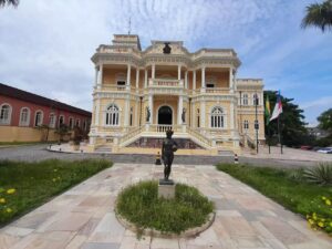 Fachada do Palácio Rio Negro, em Manaus, onde acontece exposição que celebra a arte e o protagonismo de mulheres idosas.