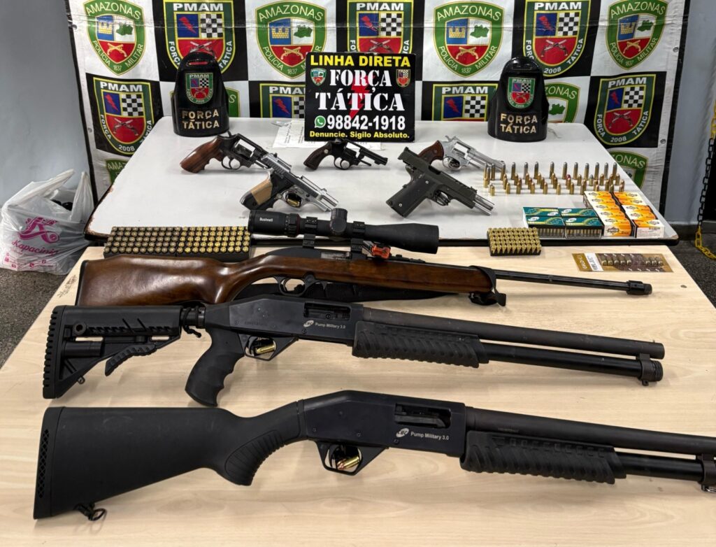 Armas de fogo, espingardas, pistolas e munições apreendidas pela Polícia Militar do Amazonas durante operação policial.