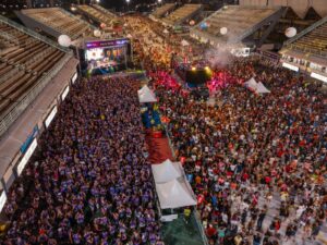 Multidão participa de evento do Circuito de Carnaval 2026 no Sambódromo de Manaus, com blocos, shows e festas em fevereiro.