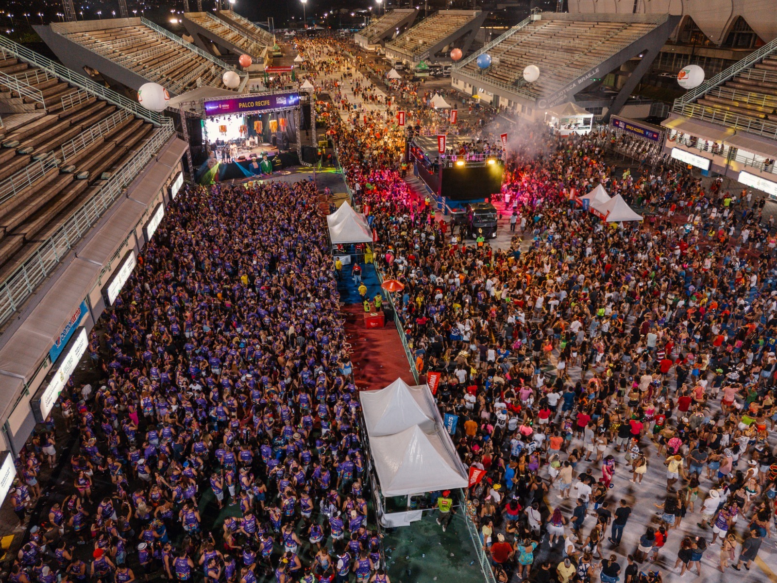 Multidão participa de evento do Circuito de Carnaval 2026 no Sambódromo de Manaus, com blocos, shows e festas em fevereiro.