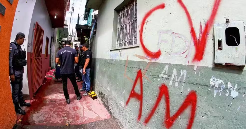 Levantamento aponta atuação de facções criminosas em pelo menos 25 municípios do Amazonas, com avanço do crime organizado no interior do estado.