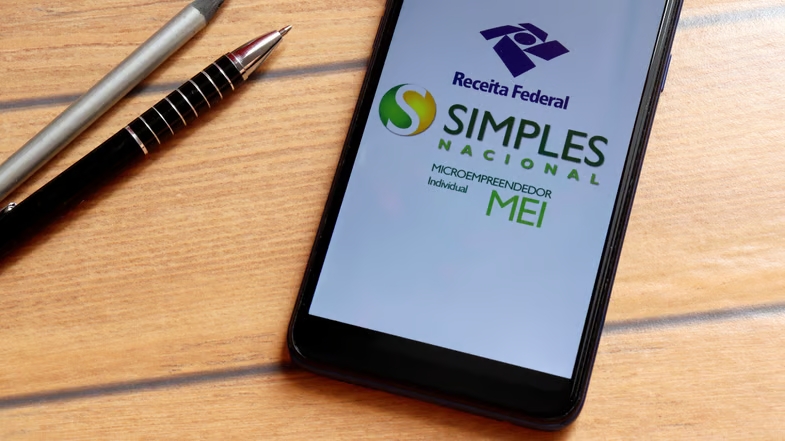 Tela de celular com logotipo do Simples Nacional e MEI, representando a regularização de microempreendedores individuais