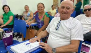 Pessoa idosa participa de aula de escolarização para adultos na sede da FUnATI, em Manaus
