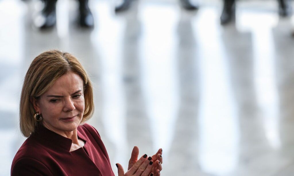 Gleisi Hoffmann durante evento oficial ao comentar prioridade do governo para acabar com a escala de trabalho 6x1