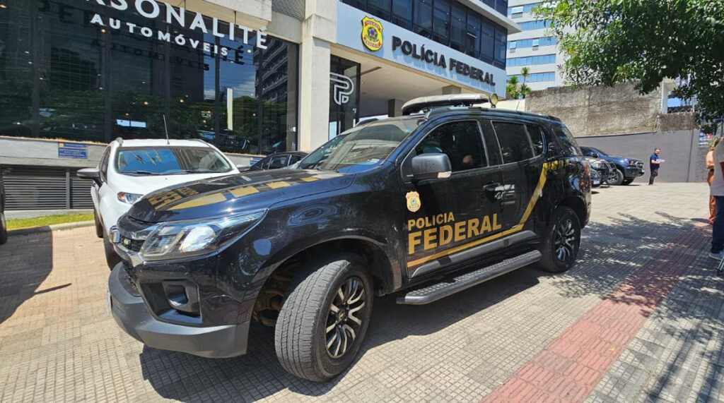 Viatura da Polícia Federal em frente à sede da instituição durante operação que investiga fraude no INSS com identidades indígenas falsas.