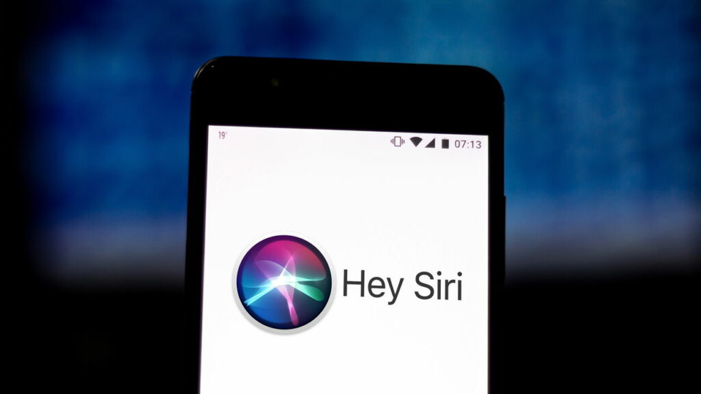 Tela de smartphone exibindo a assistente Siri após Apple anunciar parceria com o Google para usar o Gemini