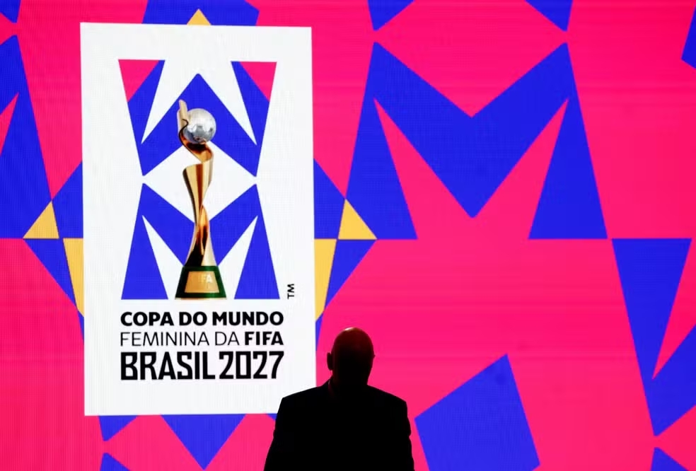 Marca oficial da Copa do Mundo Feminina da Fifa Brasil 2027 exibida em evento de lançamento em Copacabana, no Rio de Janeiro.