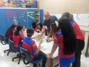 Professor Galileu da Silva Pires orienta alunos da rede pública em atividade científica em escola de Manacapuru, no Amazonas