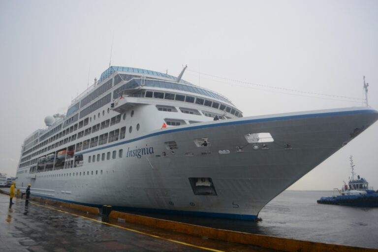 Navio de cruzeiro MS Insígnia atracado no Porto de Manaus durante a temporada de cruzeiros 2026.