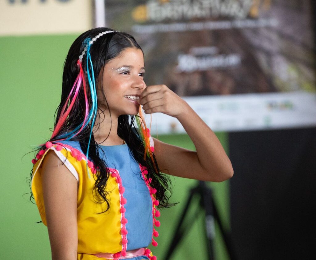 Participante de oficina de Teatro do Oprimido se apresenta durante atividade cultural em comunidade do Amazonas
