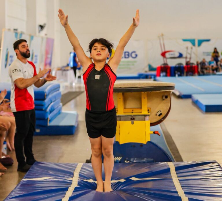 Criança participa de treino de ginástica artística masculina durante atividade no CTLX, em Manaus