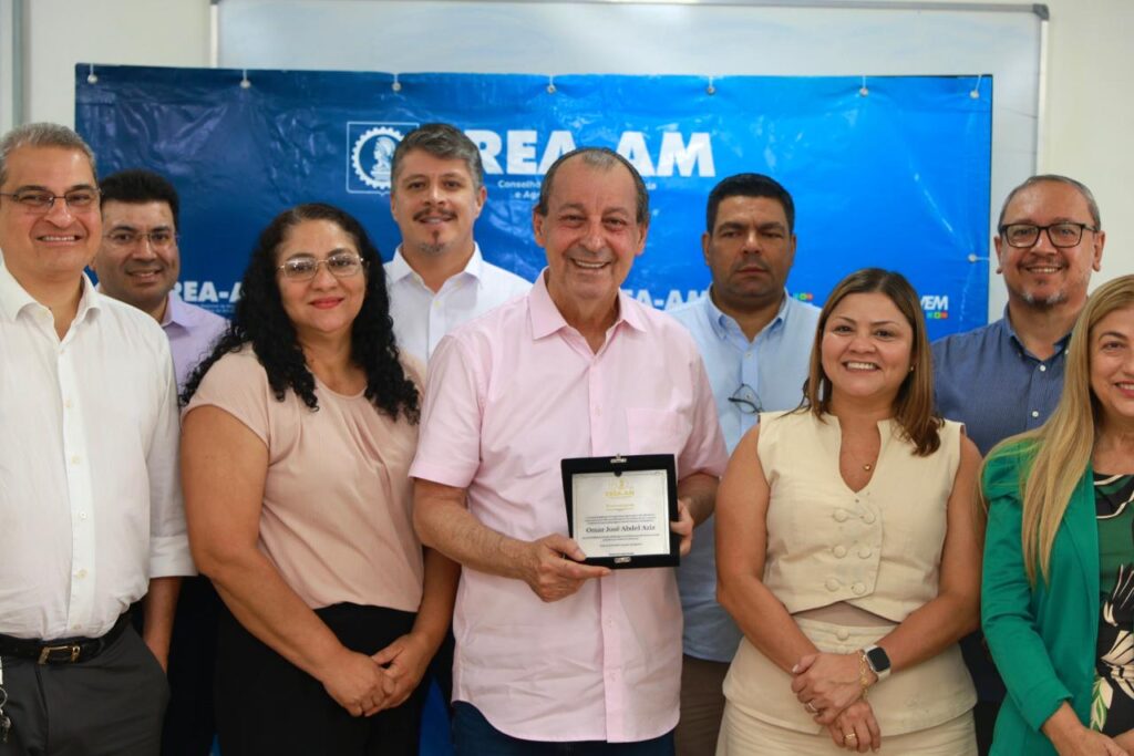 Senador Omar Aziz recebe homenagem do Crea-AM durante encontro com lideranças da engenharia em Manaus