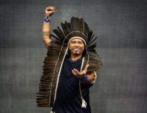 Pajé do Boi Caprichoso com indumentária tradicional indígena representando cultura amazônica