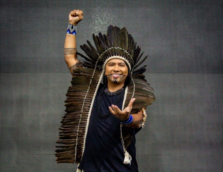 Pajé do Boi Caprichoso com indumentária tradicional indígena representando cultura amazônica