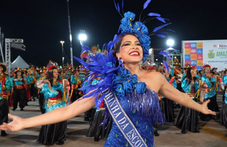 Brena Dianná desfila como madrinha da Escola Andanças de Ciganos durante o Carnaval de Manaus