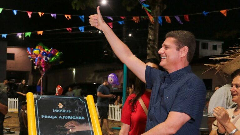 Marcos Rotta durante evento de entrega da Praça Ajuricaba, em Manaus, acenando para o público.