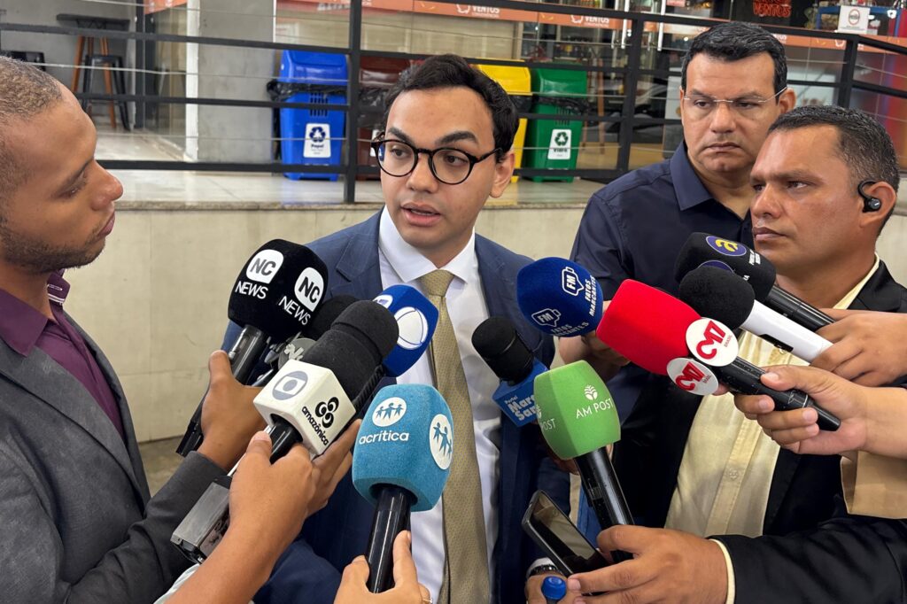 Advogado Sam Barbosa concede entrevista coletiva à imprensa sobre defesa de Anabela Cardoso em Manaus.
