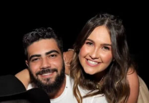 Amanda Vasconcelos ao lado do cantor Henrique, da dupla sertaneja com Juliano.