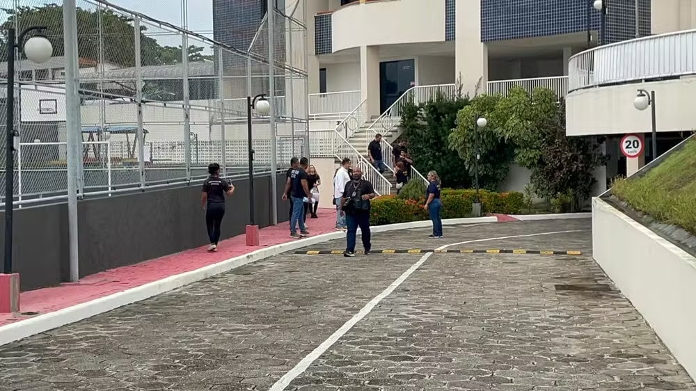 Polícia Civil cumpre mandados durante operação contra núcleo político do Comando Vermelho