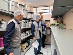 Técnicos do TCE-AM vistoriando estoque de alimentos em escola estadual durante blitz de fiscalização da merenda escolar
