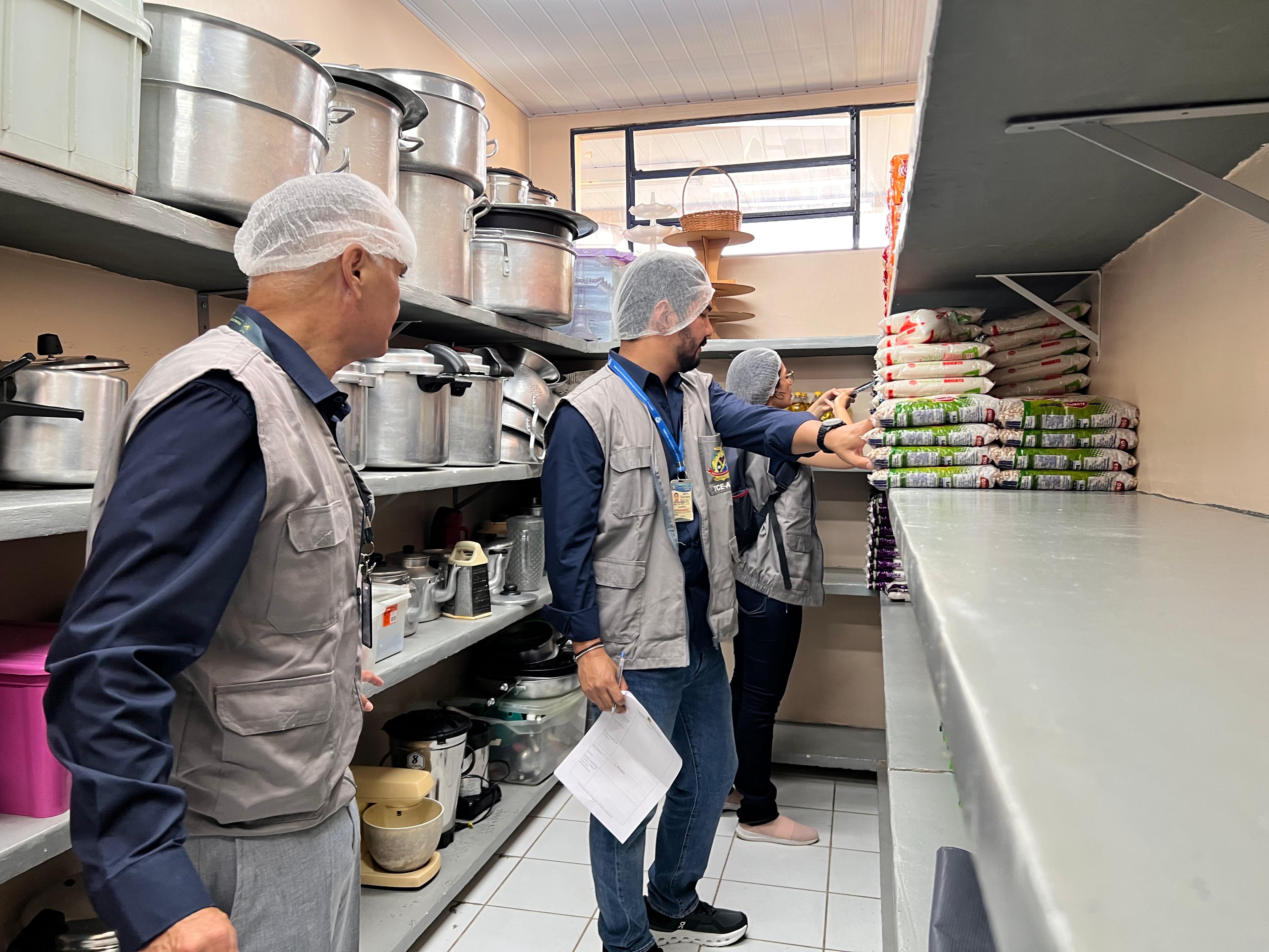 Técnicos do TCE-AM vistoriando estoque de alimentos em escola estadual durante blitz de fiscalização da merenda escolar